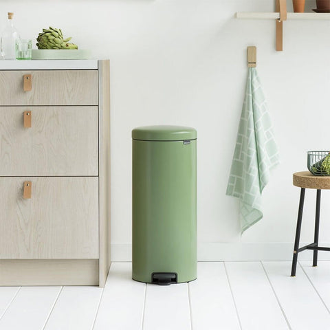 newIcon Pedal Bin, 8 Gal.